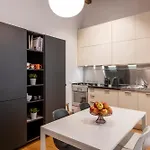 Apartment Comfort & Style In Center With Parking