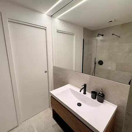 Apartment Comfort & Style In Center With Parking *