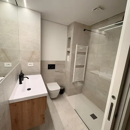 Comfort & Style In Center With Parking *