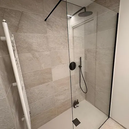 Apartment Comfort & Style In Center With Parking *