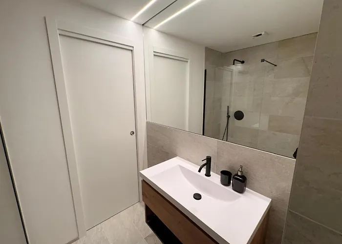 Apartment Comfort & Style In Center With Parking *