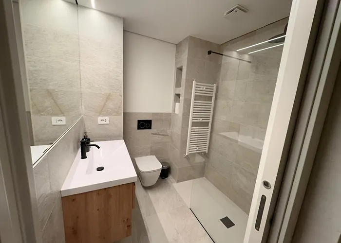 Comfort & Style In Center With Parking *