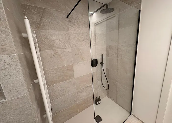 Apartment Comfort & Style In Center With Parking *